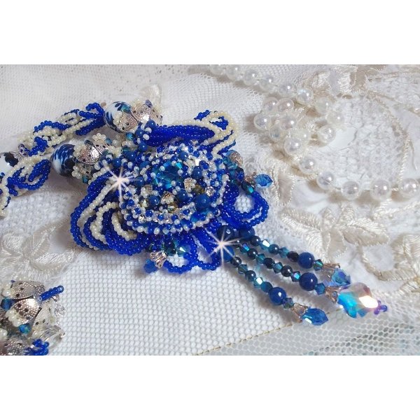 Colar de flores de l&oacute;tus bordado com p&eacute;rolas venezianas Capri Blue/White e cristais Swarovski