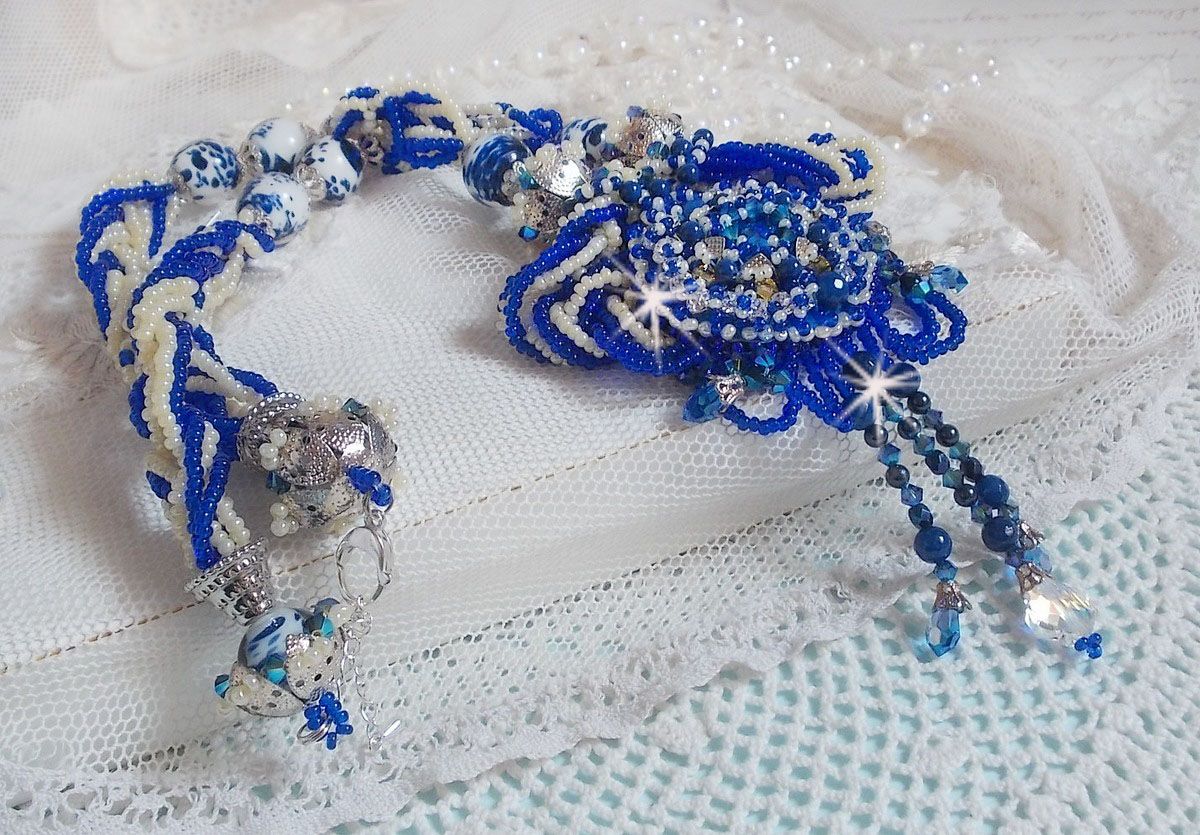 Colar de flores de lótus bordado com pérolas venezianas Capri Blue/White e cristais Swarovski