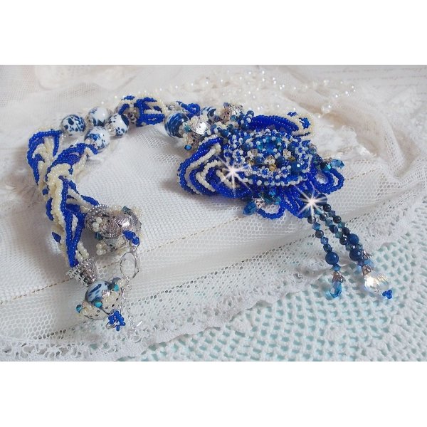 Colar de flores de l&oacute;tus bordado com p&eacute;rolas venezianas Capri Blue/White e cristais Swarovski