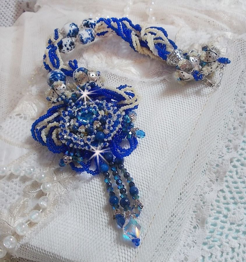 Colar de flores de lótus bordado com pérolas venezianas Capri Blue/White e cristais Swarovski