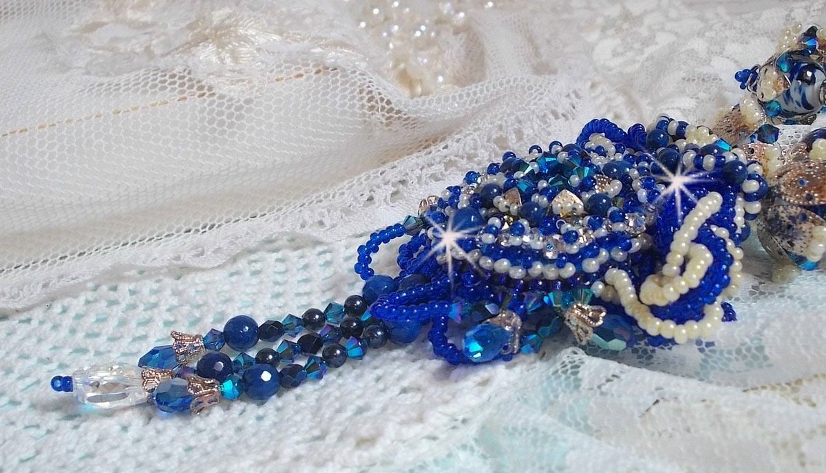 Colar de flores de lótus bordado com pérolas venezianas Capri Blue/White e cristais Swarovski