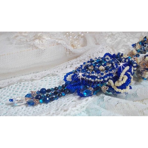 Colar de flores de lótus bordado com pérolas venezianas Capri Blue/White e cristais Swarovski