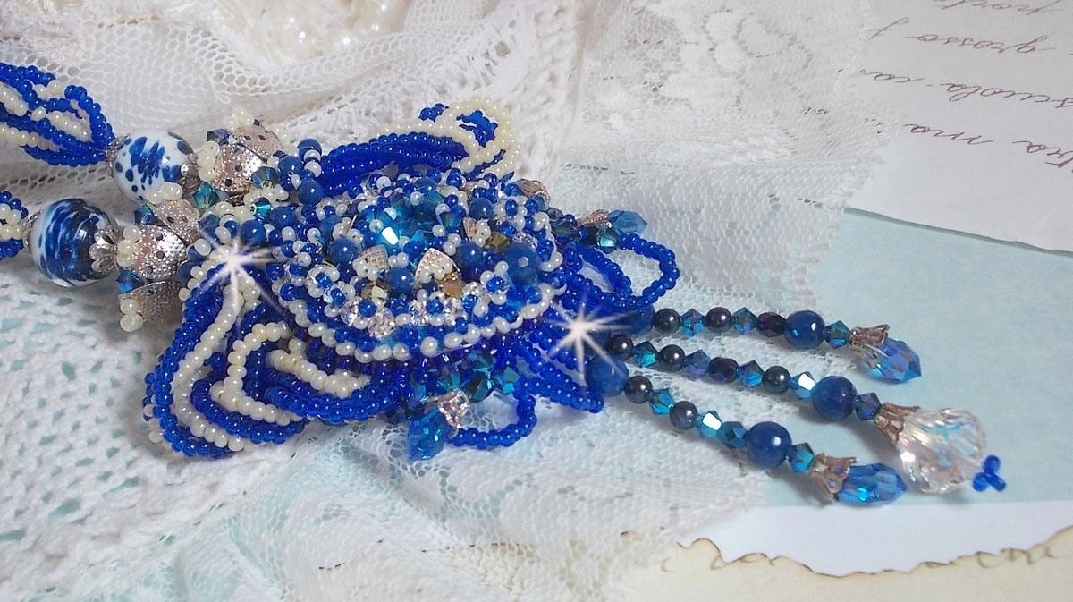 Colar de flores de lótus bordado com pérolas venezianas Capri Blue/White e cristais Swarovski