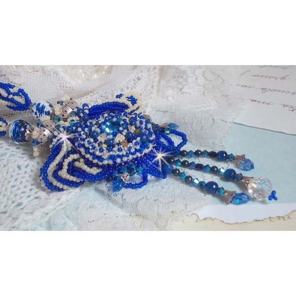 Colar de flores de lótus bordado com pérolas venezianas Capri Blue/White e cristais Swarovski