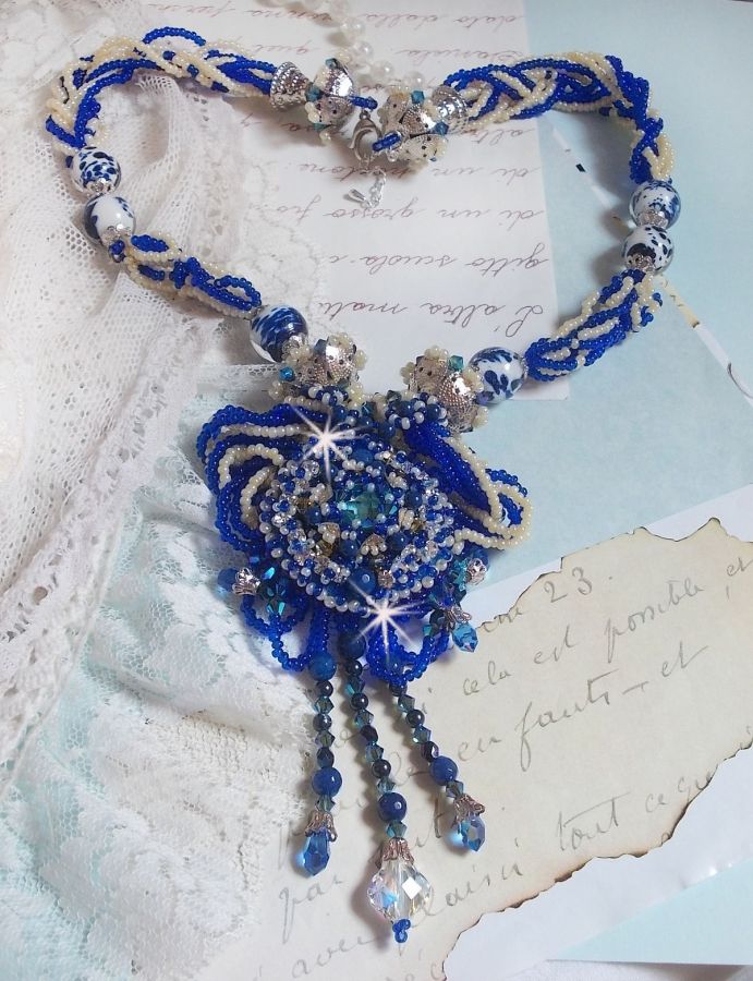 Colar de flores de lótus bordado com pérolas venezianas Capri Blue/White e cristais Swarovski