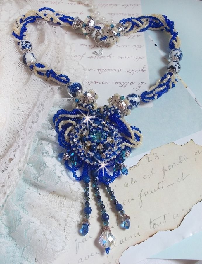 Colar de flores de lótus bordado com pérolas venezianas Capri Blue/White e cristais Swarovski
