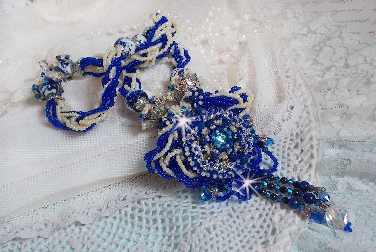 Colar de flores de lótus bordado com pérolas venezianas Capri Blue/White e cristais Swarovski