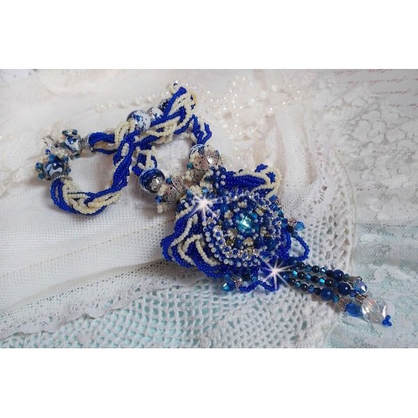Colar de flores de l&oacute;tus bordado com p&eacute;rolas venezianas Capri Blue/White e cristais Swarovski