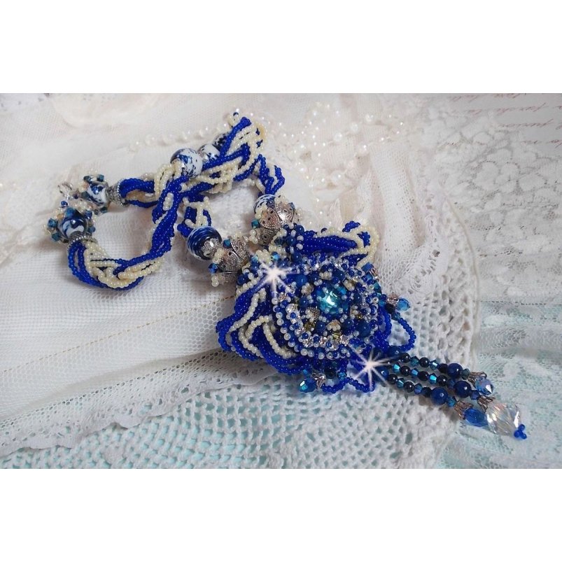 Colar de flores de lótus bordado com pérolas venezianas Capri Blue/White e cristais Swarovski