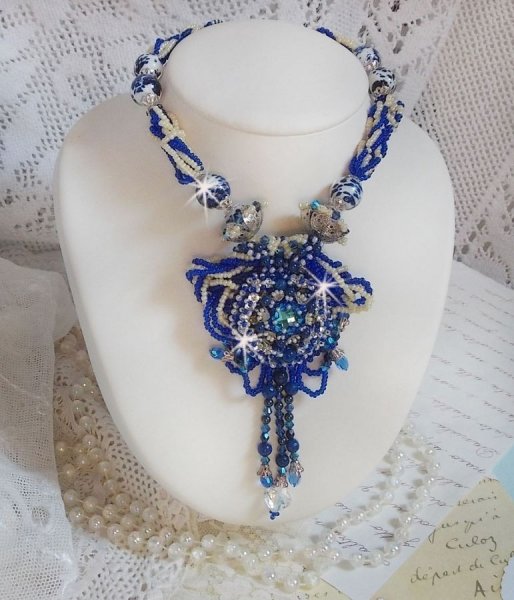 Colar de flores de l&oacute;tus bordado com p&eacute;rolas venezianas Capri Blue/White e cristais Swarovski