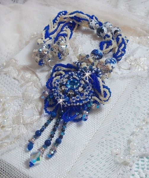 Colar de flores de l&oacute;tus bordado com p&eacute;rolas venezianas Capri Blue/White e cristais Swarovski