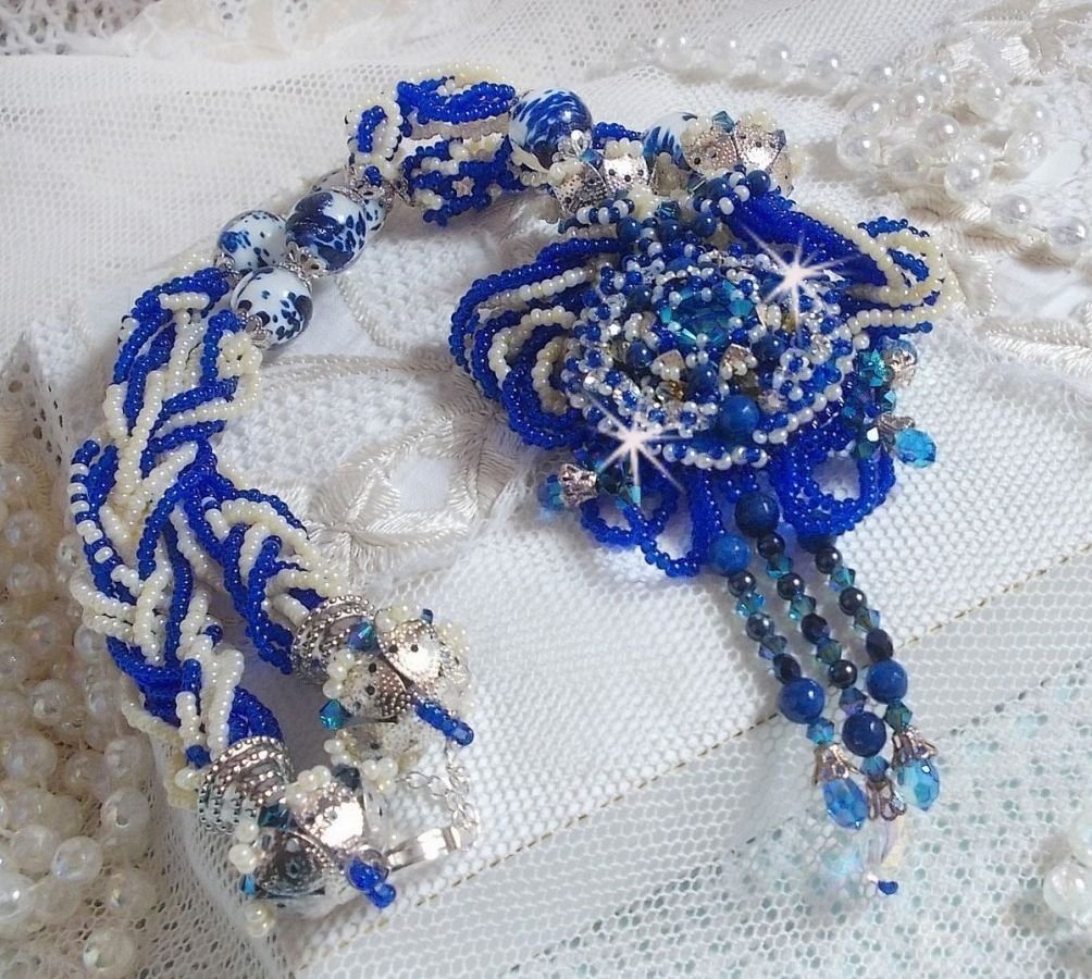 Colar de flores de lótus bordado com pérolas venezianas Capri Blue/White e cristais Swarovski