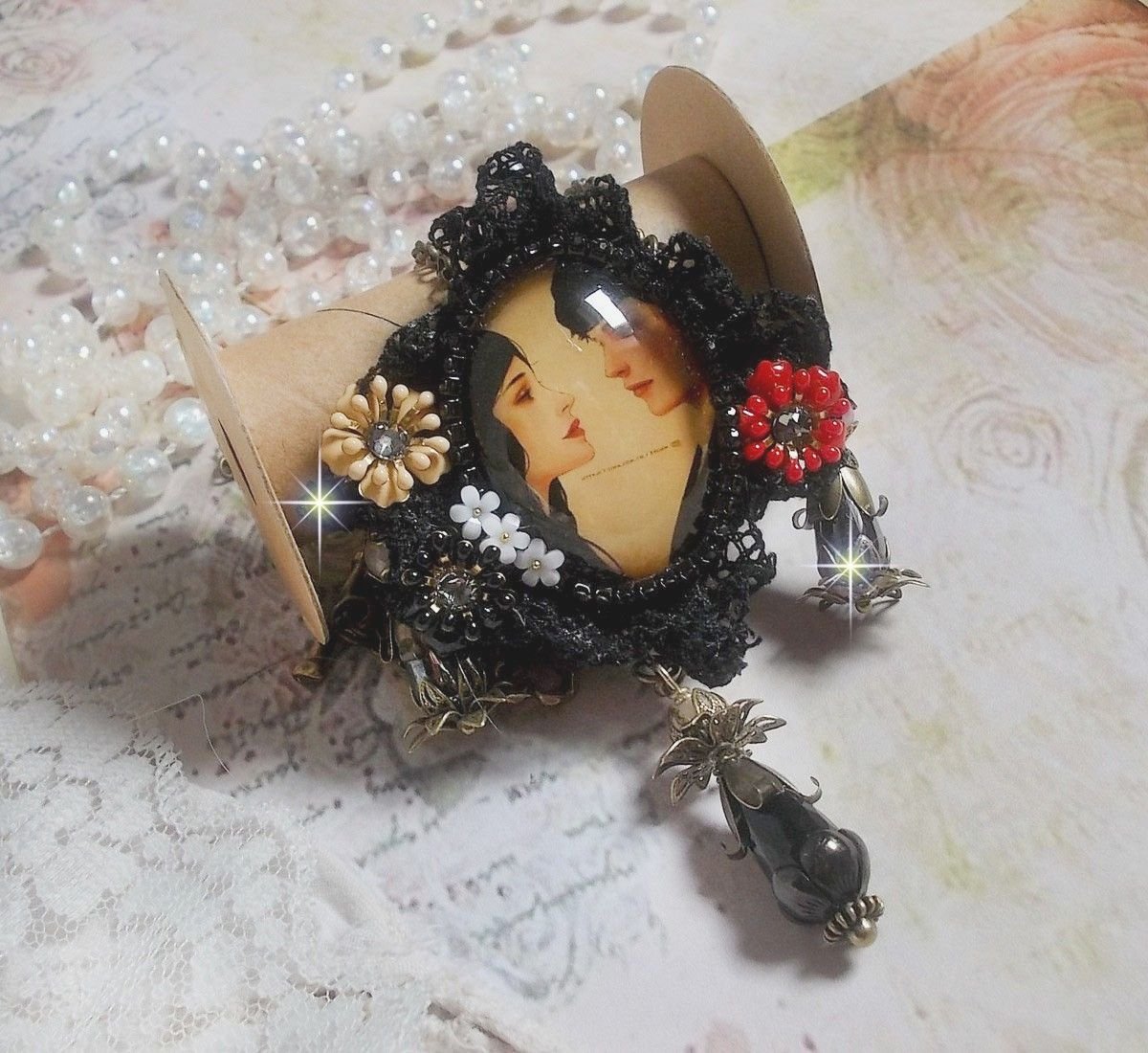 Colar Love Romance criado com cristais, um cabochon oval representando duas mulheres, Quartzo, Hematites, pérolas douradas e outros acessórios