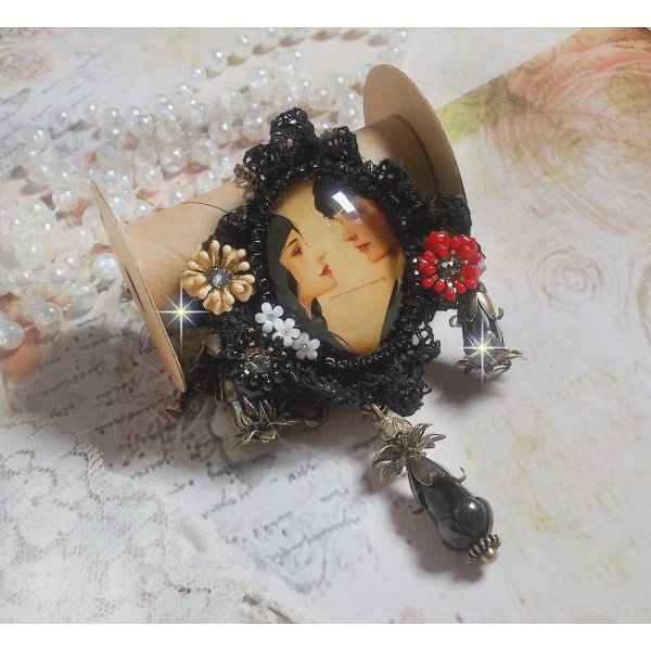 Colar Love Romance criado com cristais, um cabochon oval representando duas mulheres, Quartzo, Hematites, p&eacute;rolas douradas e outros acess&oacute;rios