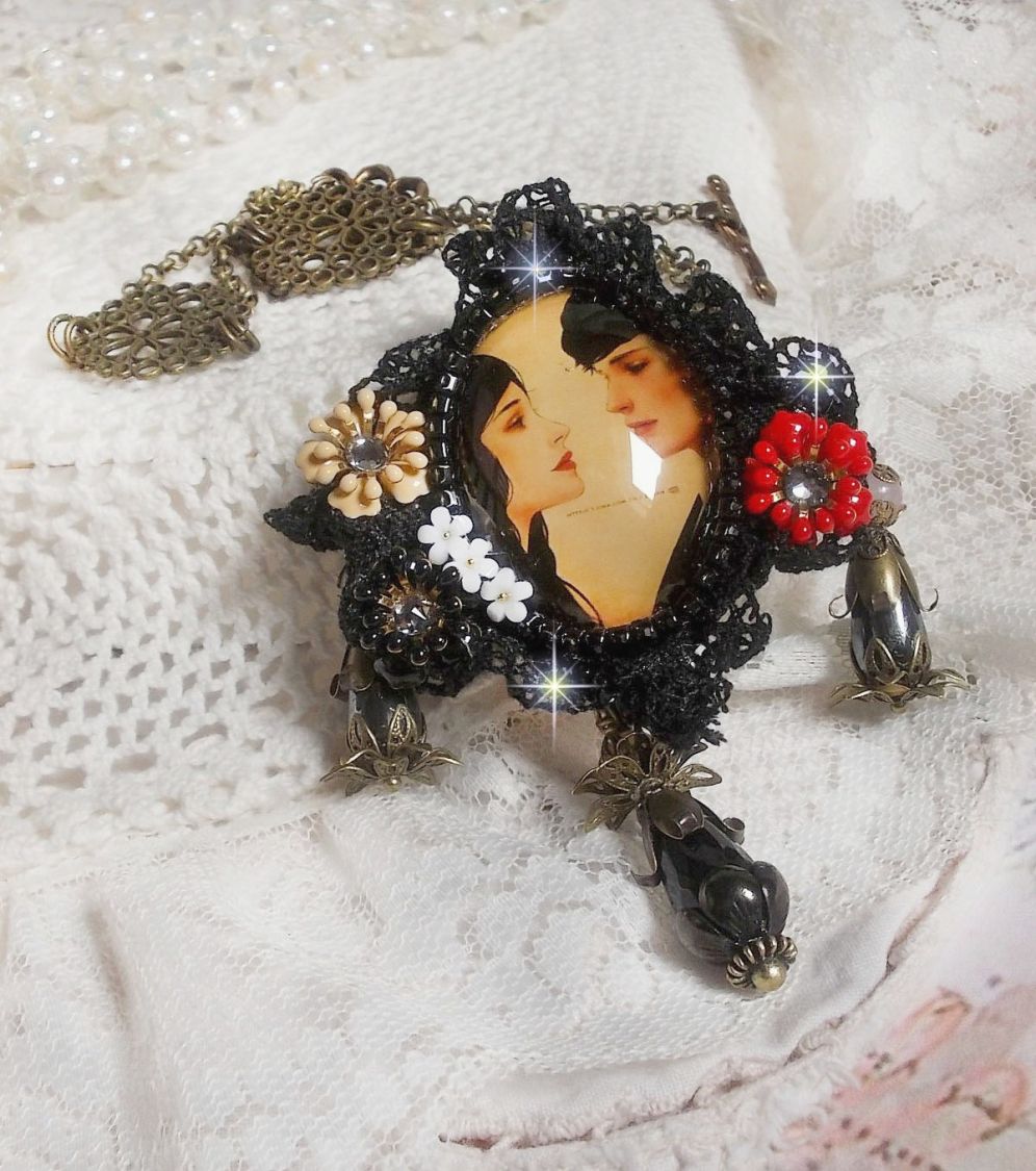 Colar Love Romance criado com cristais, um cabochon oval representando duas mulheres, Quartzo, Hematites, pérolas douradas e outros acessórios