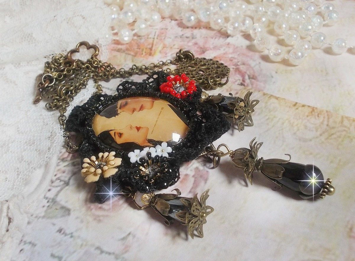 Colar Love Romance criado com cristais, um cabochon oval representando duas mulheres, Quartzo, Hematites, pérolas douradas e outros acessórios