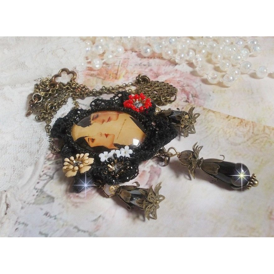 Colar Love Romance criado com cristais, um cabochon oval representando duas mulheres, Quartzo, Hematites, pérolas douradas e outros acessórios