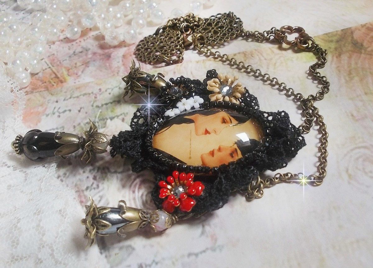 Colar Love Romance criado com cristais, um cabochon oval representando duas mulheres, Quartzo, Hematites, pérolas douradas e outros acessórios