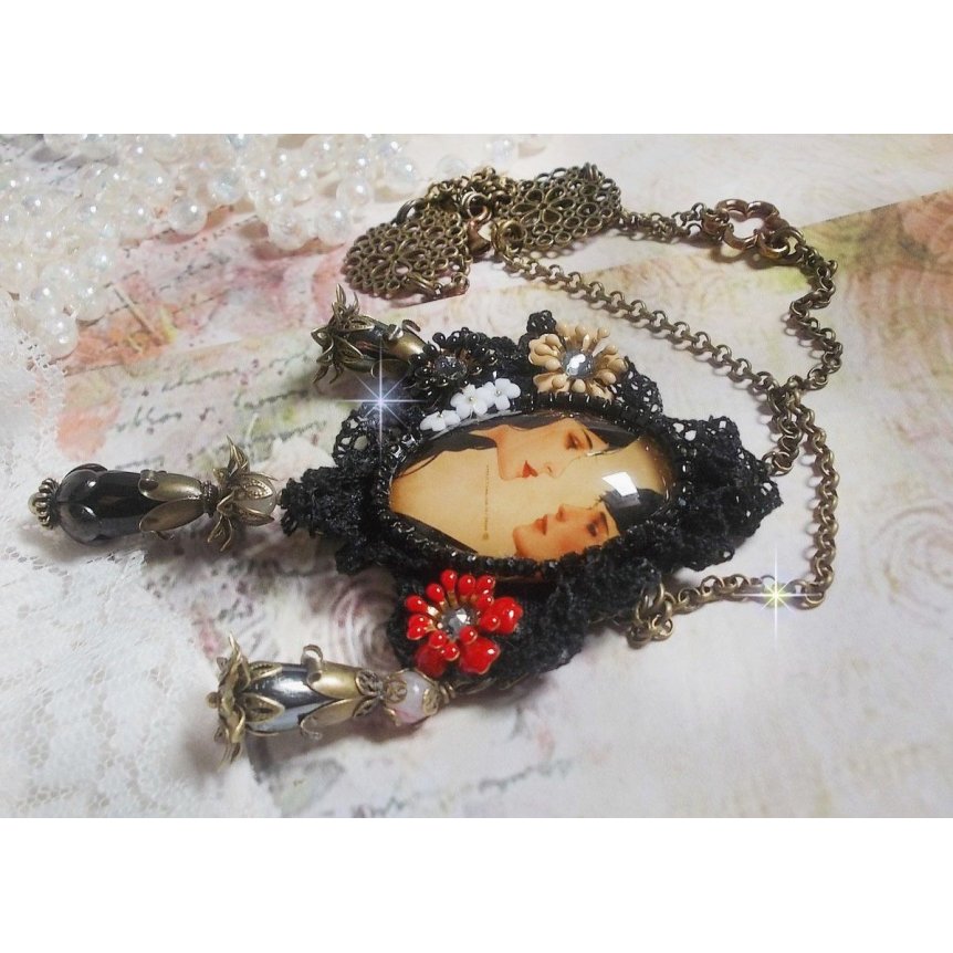 Colar Love Romance criado com cristais, um cabochon oval representando duas mulheres, Quartzo, Hematites, pérolas douradas e outros acessórios
