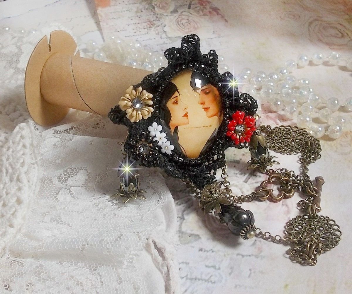 Colar Love Romance criado com cristais, um cabochon oval representando duas mulheres, Quartzo, Hematites, pérolas douradas e outros acessórios