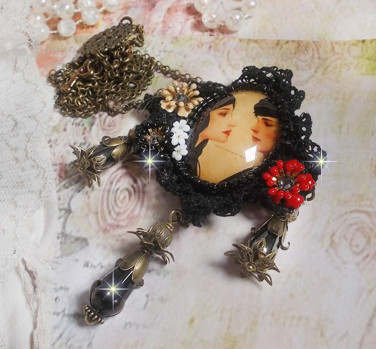 Colar Love Romance criado com cristais, um cabochon oval representando duas mulheres, Quartzo, Hematites, pérolas douradas e outros acessórios