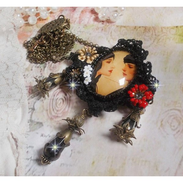 Colar Love Romance criado com cristais, um cabochon oval representando duas mulheres, Quartzo, Hematites, p&eacute;rolas douradas e outros acess&oacute;rios