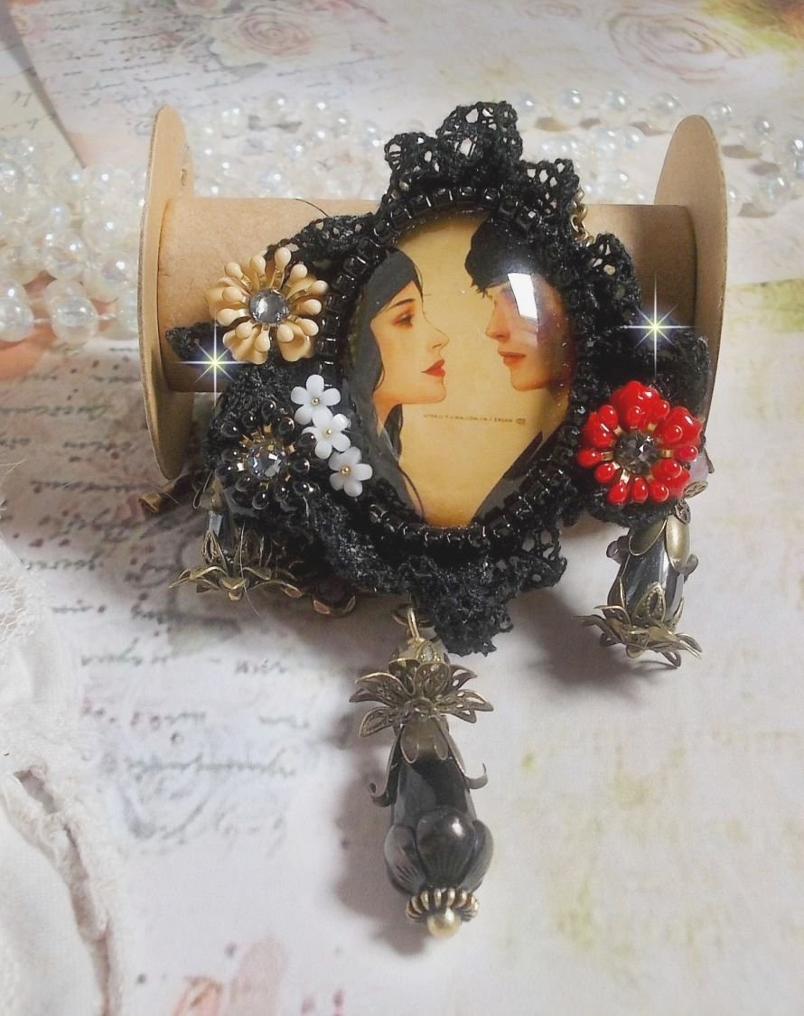 Colar Love Romance criado com cristais, um cabochon oval representando duas mulheres, Quartzo, Hematites, pérolas douradas e outros acessórios