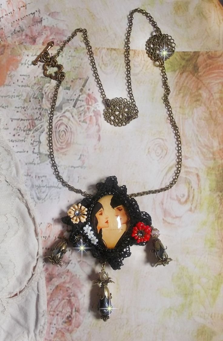 Colar Love Romance criado com cristais, um cabochon oval representando duas mulheres, Quartzo, Hematites, pérolas douradas e outros acessórios