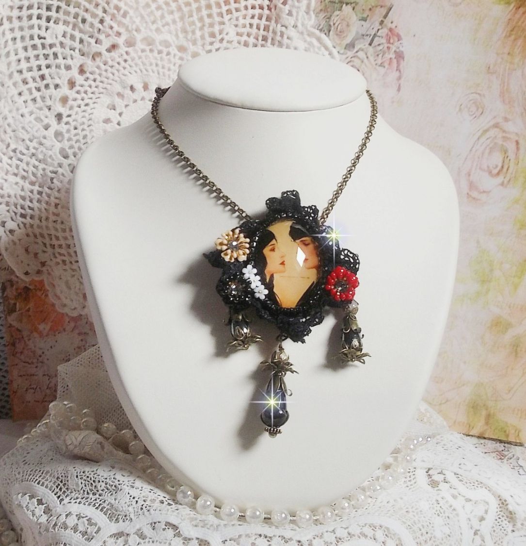Colar Love Romance criado com cristais, um cabochon oval representando duas mulheres, Quartzo, Hematites, pérolas douradas e outros acessórios