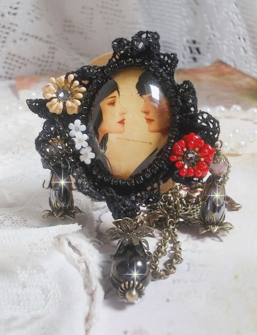 Colar Love Romance criado com cristais, um cabochon oval representando duas mulheres, Quartzo, Hematites, pérolas douradas e outros acessórios