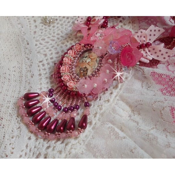 Collier Magnolia avec une dentelle bordeaux tr&egrave;s fine avec des cristaux de Swarovski