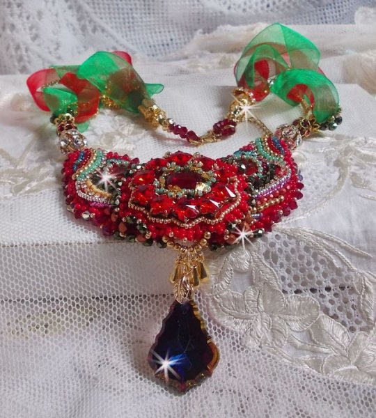 Colar Mia Haute-Couture Barroco/Vintage bordado com cristais Swarovski, banhado a ouro, contas de v&aacute;rias qualidades