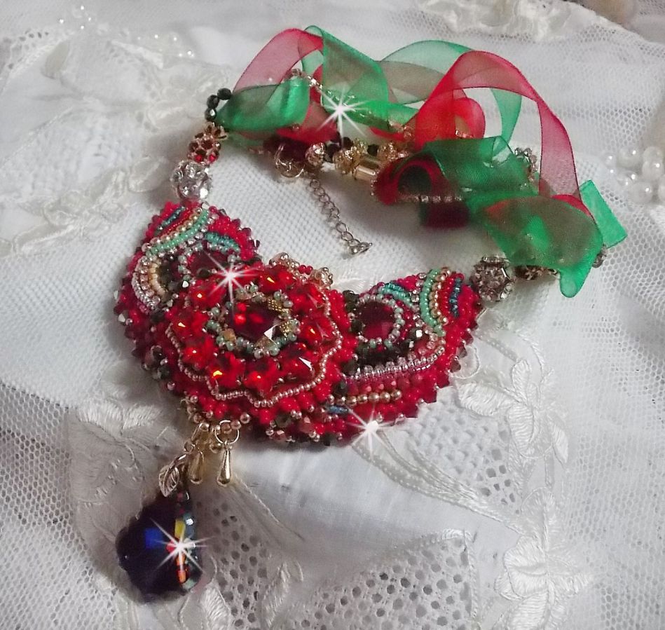 Colar Mia Haute-Couture Barroco/Vintage bordado com cristais Swarovski, banhado a ouro, contas de várias qualidades