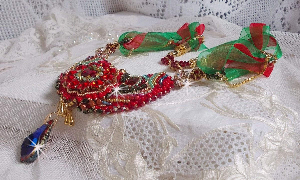 Colar Mia Haute-Couture Barroco/Vintage bordado com cristais Swarovski, banhado a ouro, contas de várias qualidades