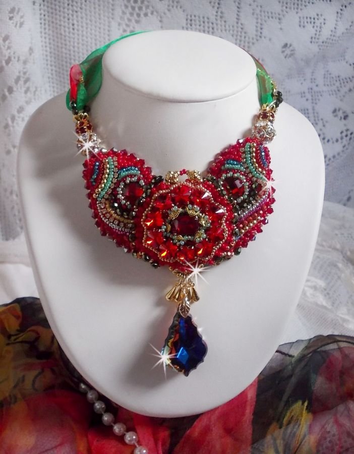 Colar Mia Haute-Couture Barroco/Vintage bordado com cristais Swarovski, banhado a ouro, contas de várias qualidades