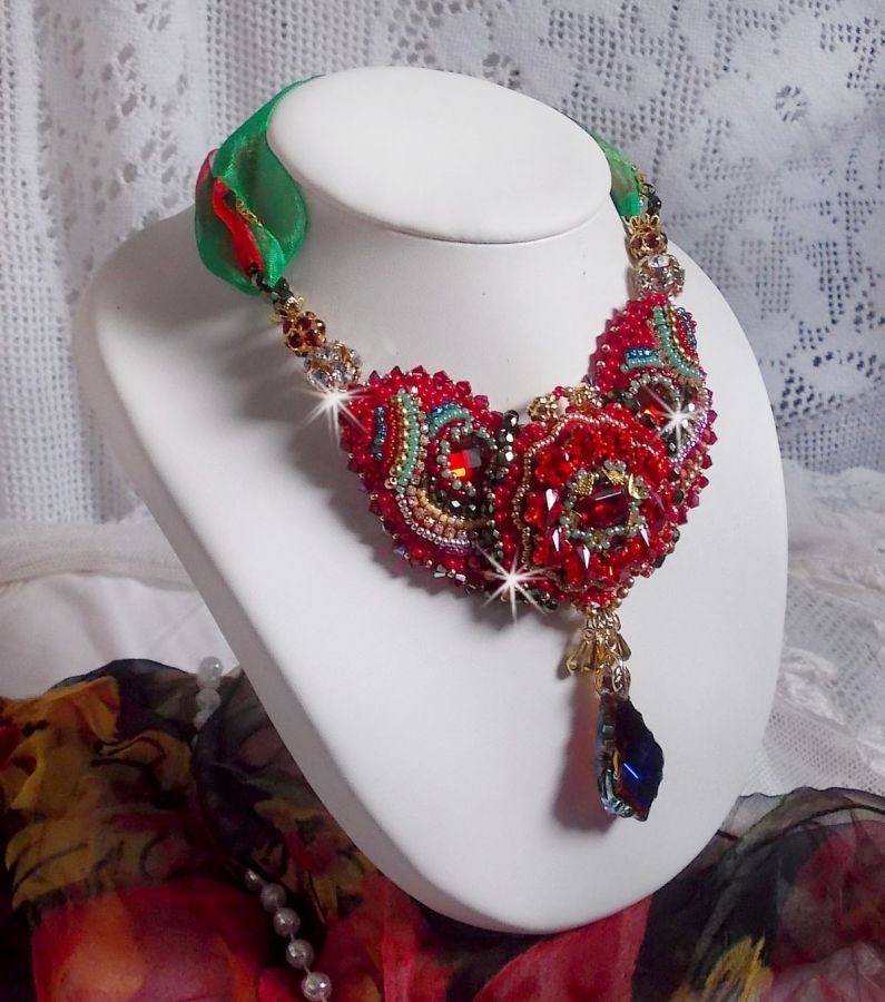 Colar Mia Haute-Couture Barroco/Vintage bordado com cristais Swarovski, banhado a ouro, contas de várias qualidades