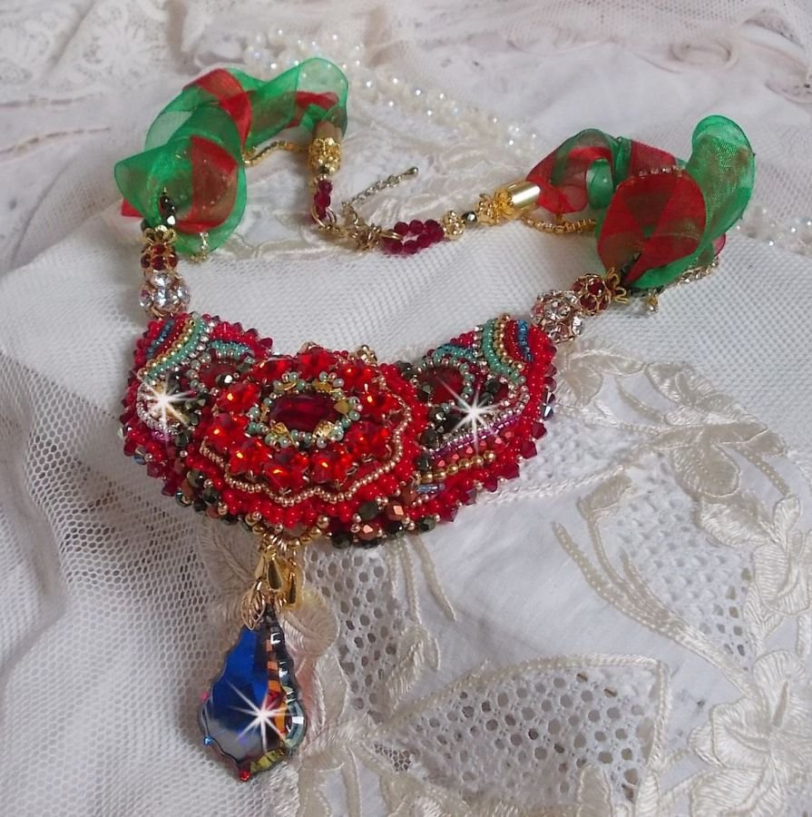 Colar Mia Haute-Couture Barroco/Vintage bordado com cristais Swarovski, banhado a ouro, contas de várias qualidades