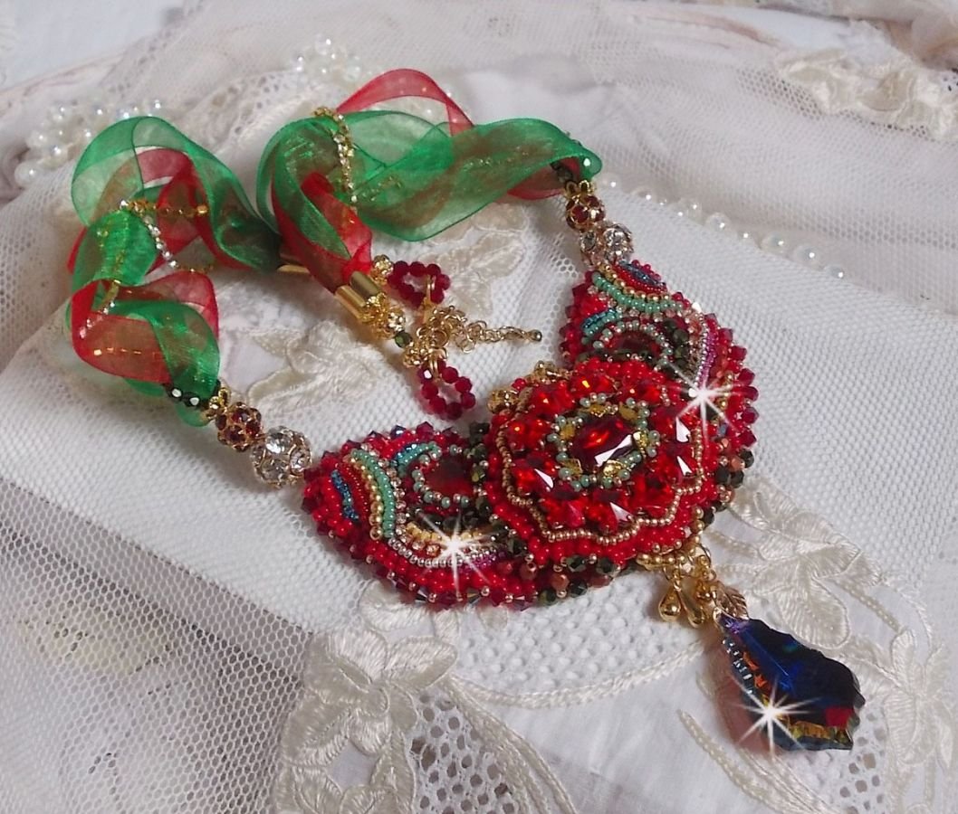 Colar Mia Haute-Couture Barroco/Vintage bordado com cristais Swarovski, banhado a ouro, contas de várias qualidades