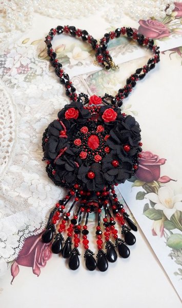 Meia-noite em Paris colar bordado com cristais Swarovski, rosas de resina, contas de sementes e punhais pretos