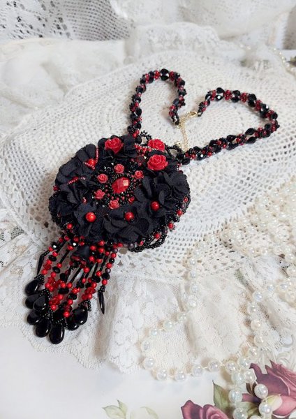 Meia-noite em Paris colar bordado com cristais Swarovski, rosas de resina, contas de sementes e punhais pretos