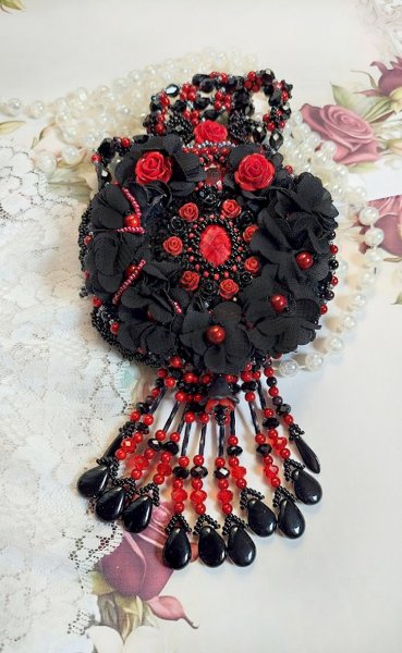 Meia-noite em Paris colar bordado com cristais Swarovski, rosas de resina, contas de sementes e punhais pretos