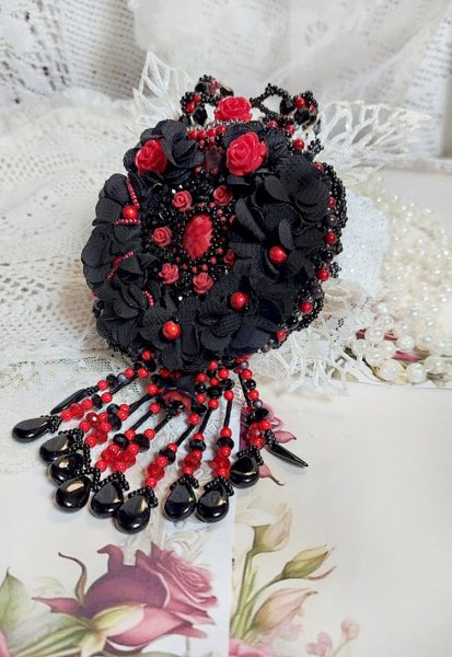 Meia-noite em Paris colar bordado com cristais Swarovski, rosas de resina, contas de sementes e punhais pretos