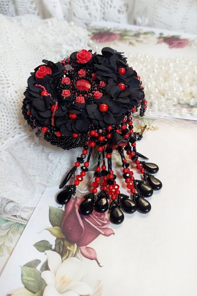 Meia-noite em Paris colar bordado com cristais Swarovski, rosas de resina, contas de sementes e punhais pretos