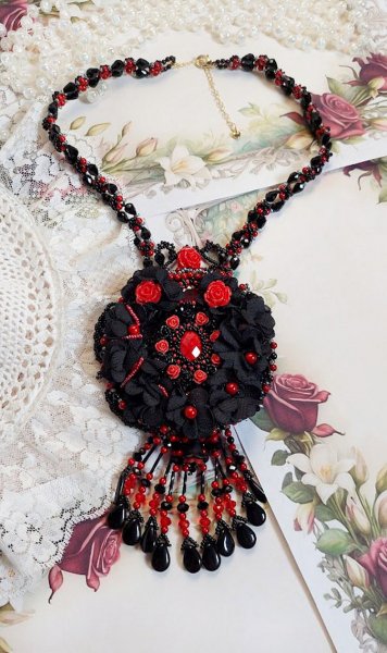 Meia-noite em Paris colar bordado com cristais Swarovski, rosas de resina, contas de sementes e punhais pretos