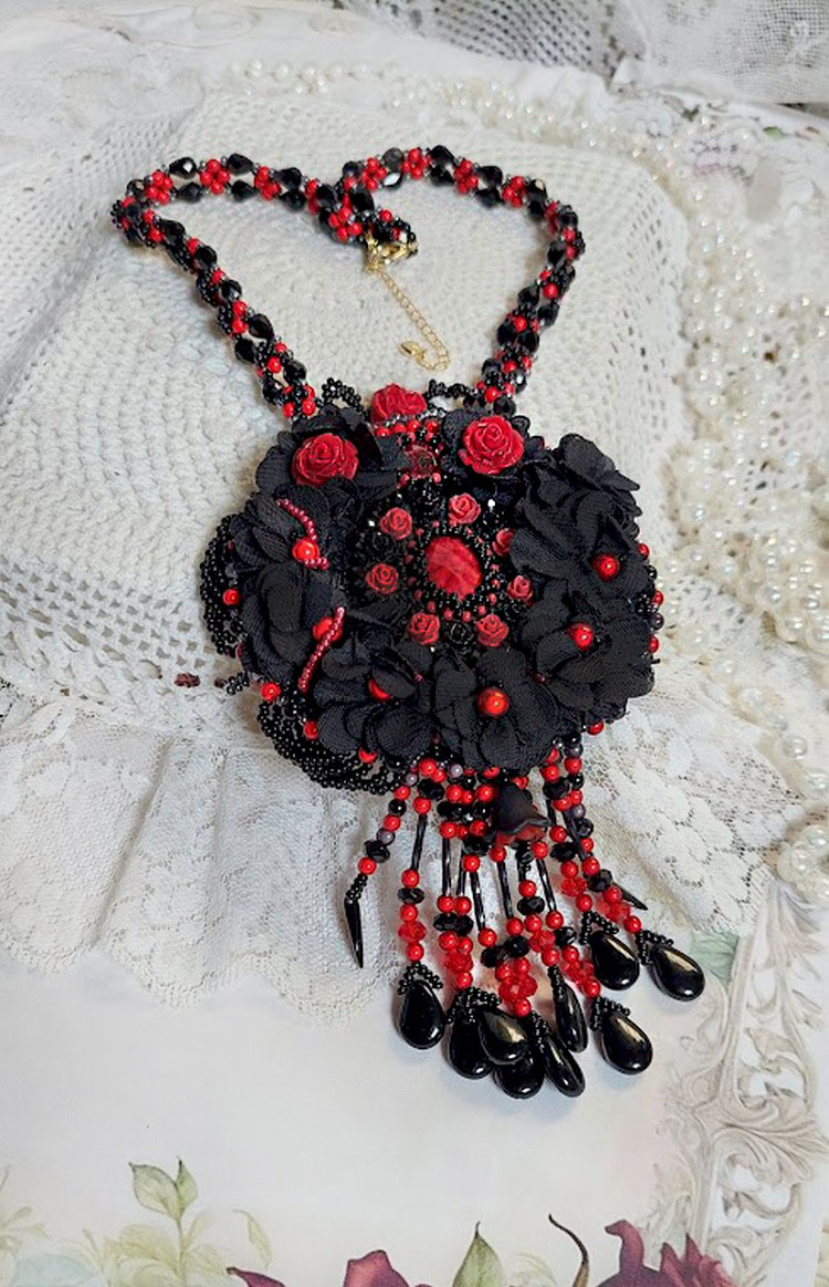 Meia-noite em Paris colar bordado com cristais Swarovski, rosas de resina, contas de sementes e punhais pretos