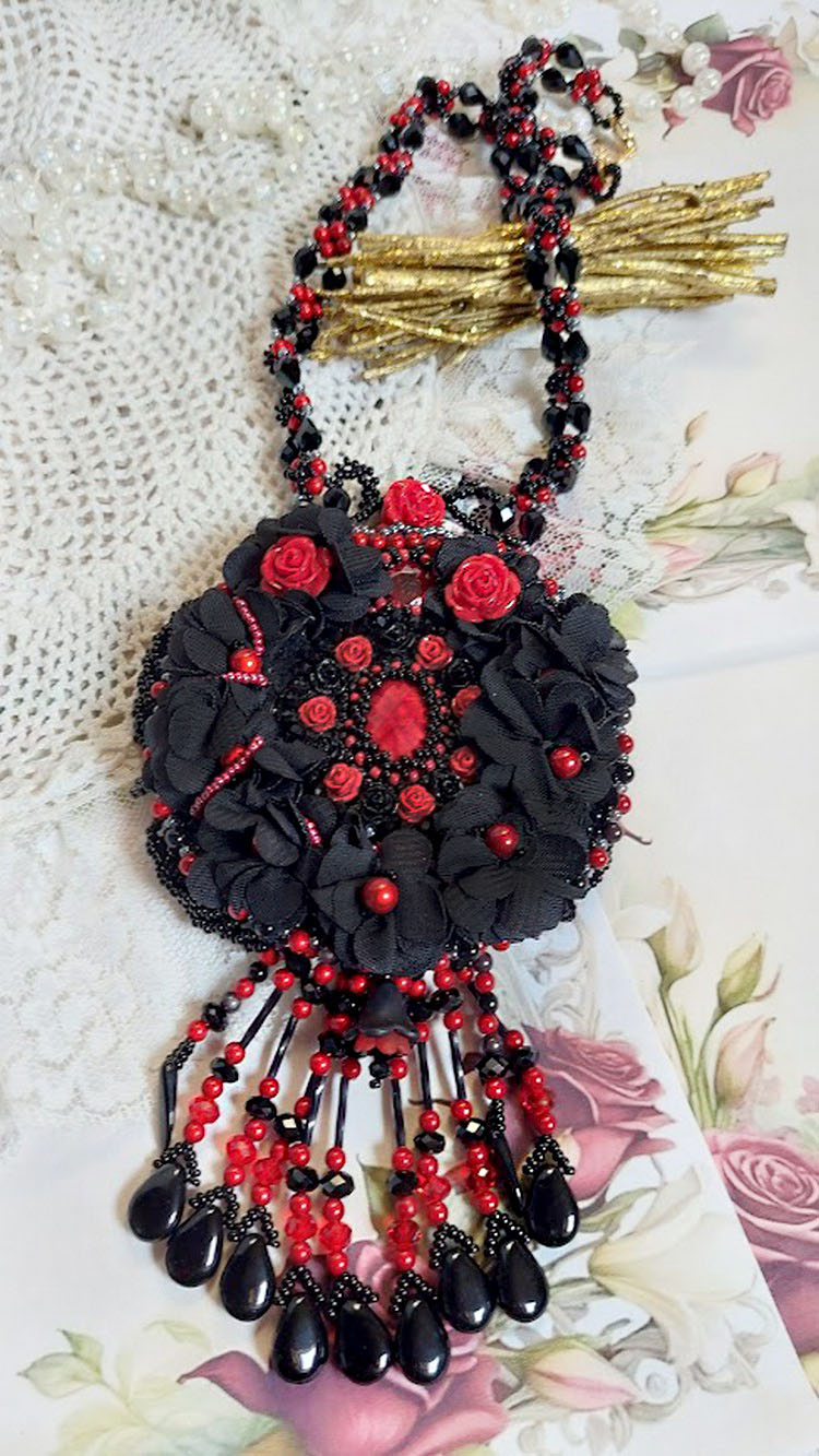Meia-noite em Paris colar bordado com cristais Swarovski, rosas de resina, contas de sementes e punhais pretos