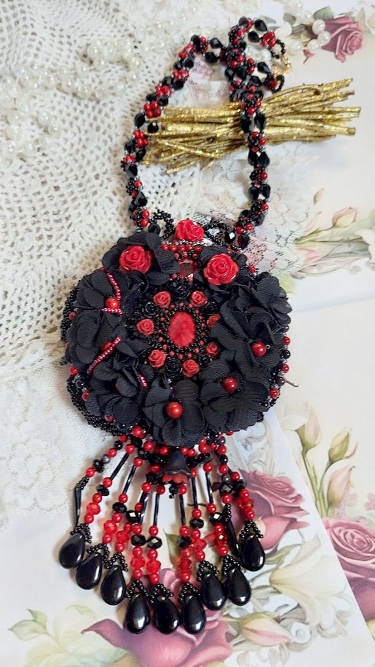 Meia-noite em Paris colar bordado com cristais Swarovski, rosas de resina, contas de sementes e punhais pretos