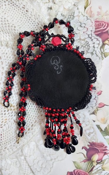 Meia-noite em Paris colar bordado com cristais Swarovski, rosas de resina, contas de sementes e punhais pretos