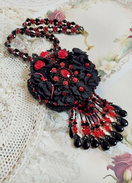 Meia-noite em Paris colar bordado com cristais Swarovski, rosas de resina, contas de sementes e punhais pretos