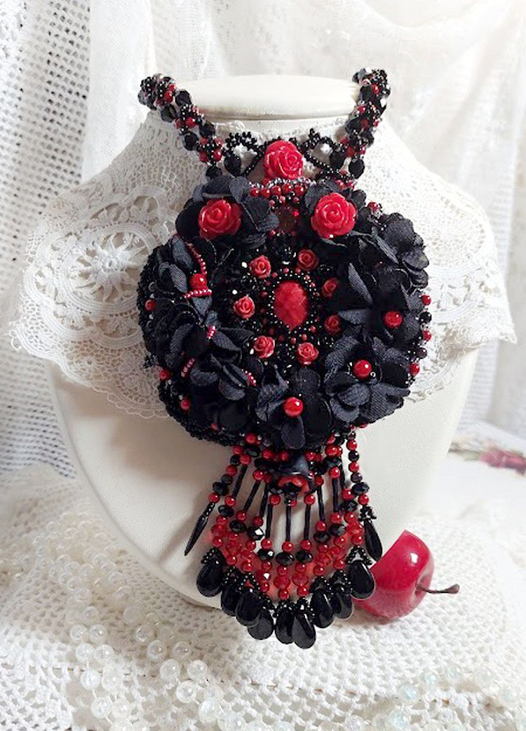 Meia-noite em Paris colar bordado com cristais Swarovski, rosas de resina, contas de sementes e punhais pretos